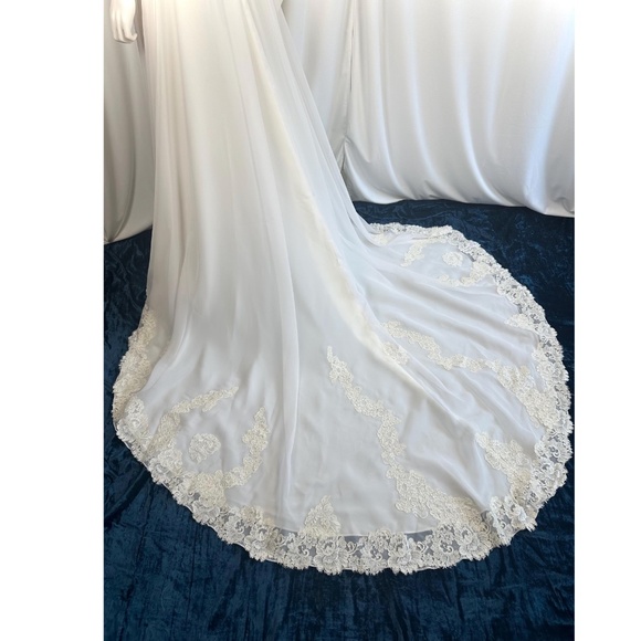 Vintage 1970’s 1980’s Ivory + Cream Lace Mock Neck Wedding Dress • Mesh • XS/S - Picture 8 of 10